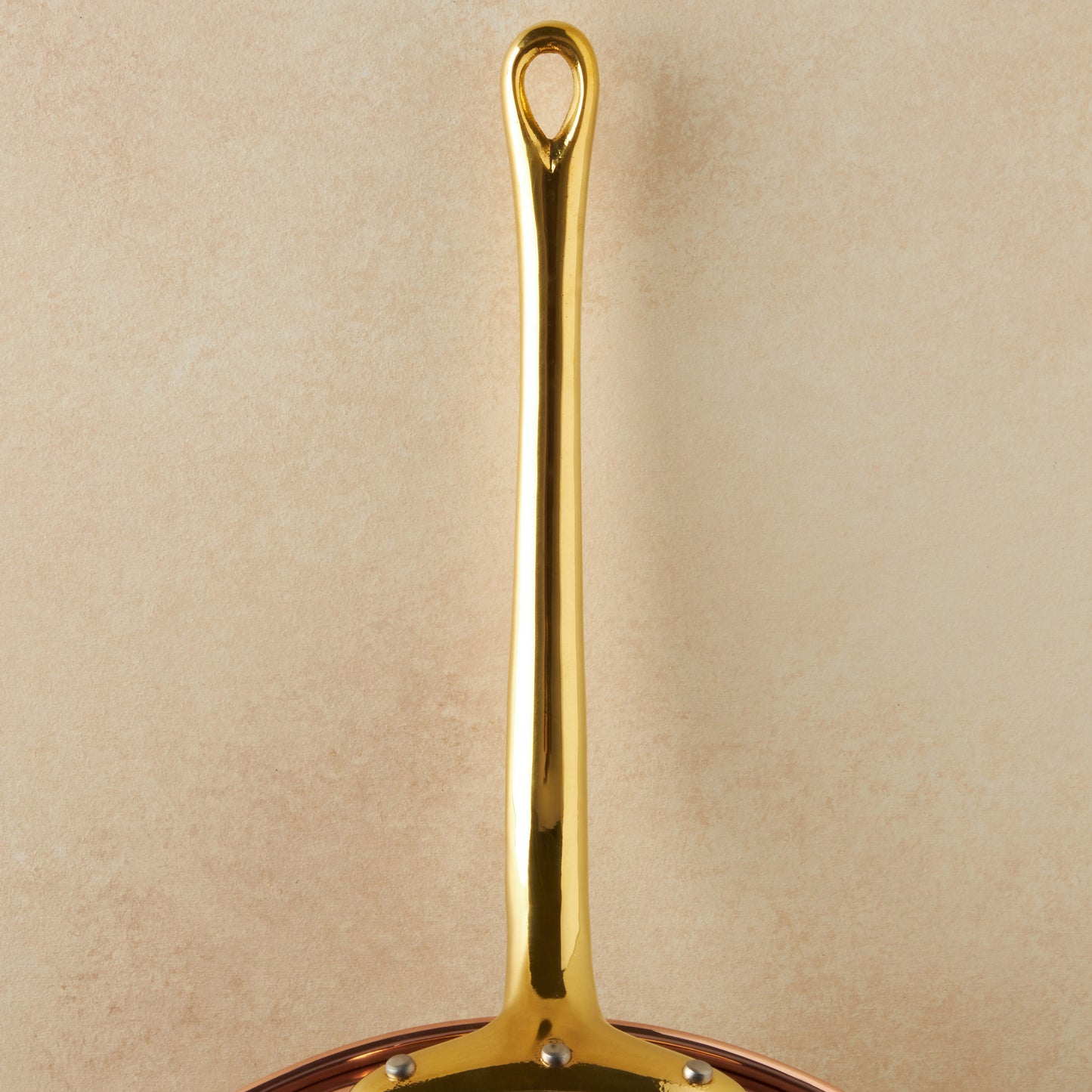 Beautiful bronze long stick handle on Historia cookware