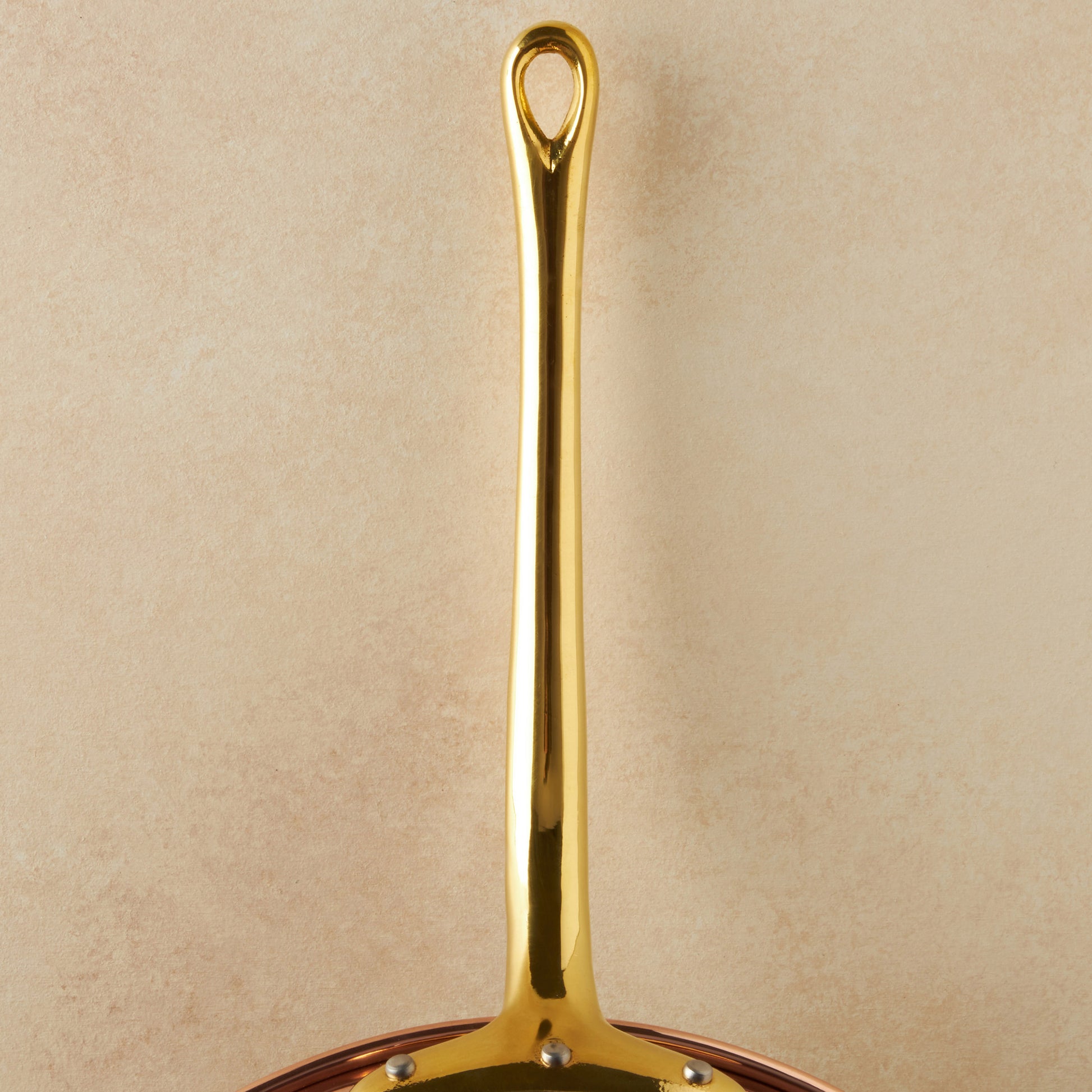 Beautiful bronze long stick handle on Historia cookware