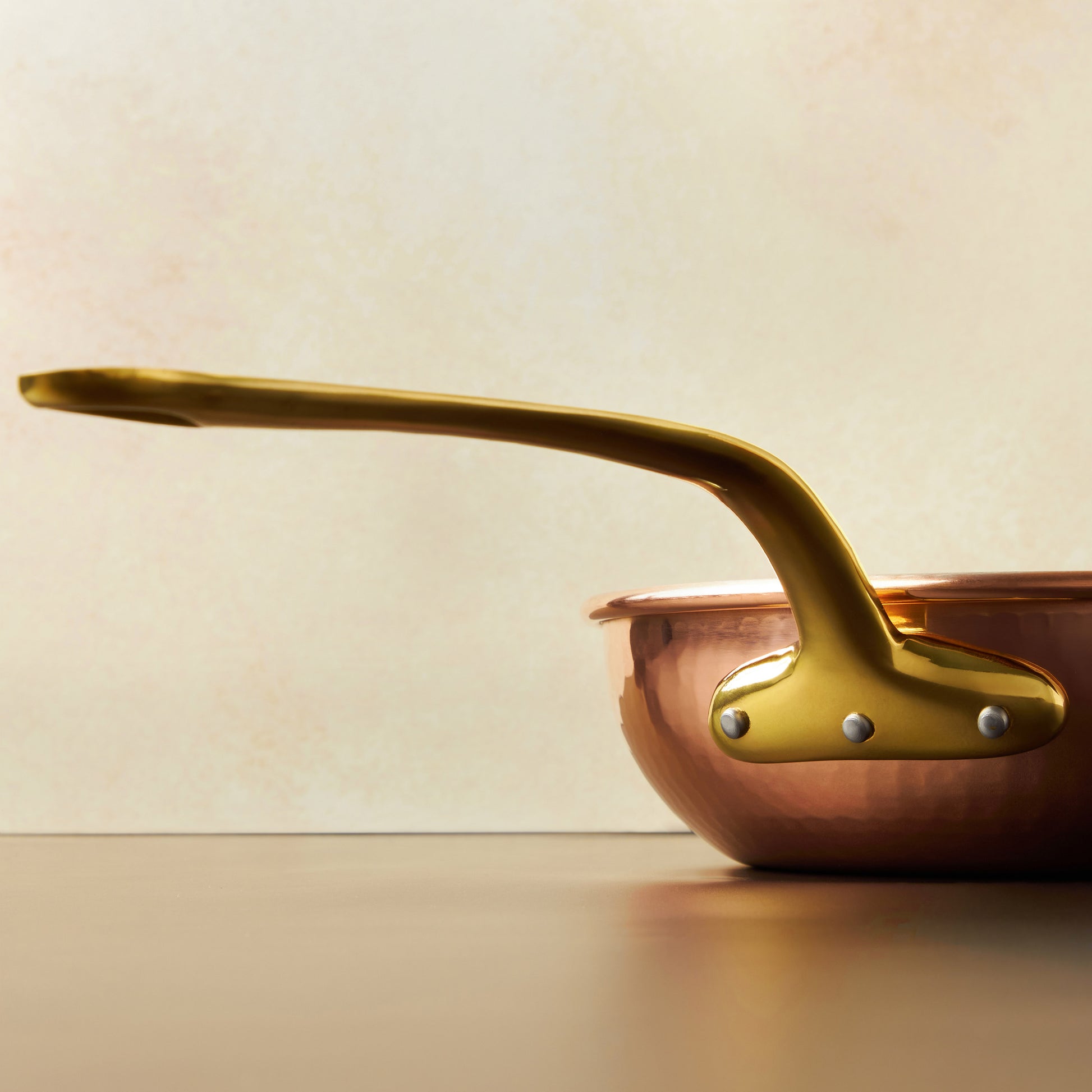 Beautiful bronze long stick handle  on the Historia copper frying pan