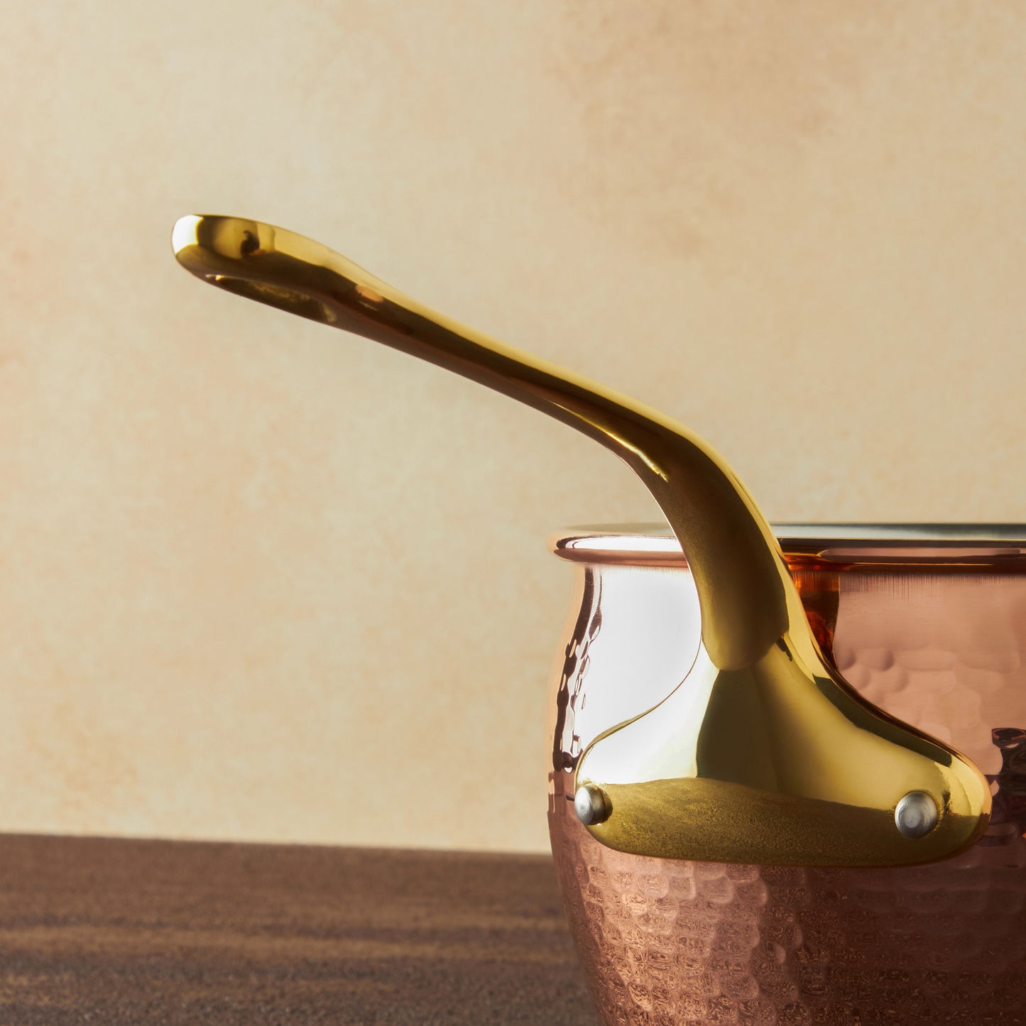Beautiful bronze long stick handle on Historia cookware