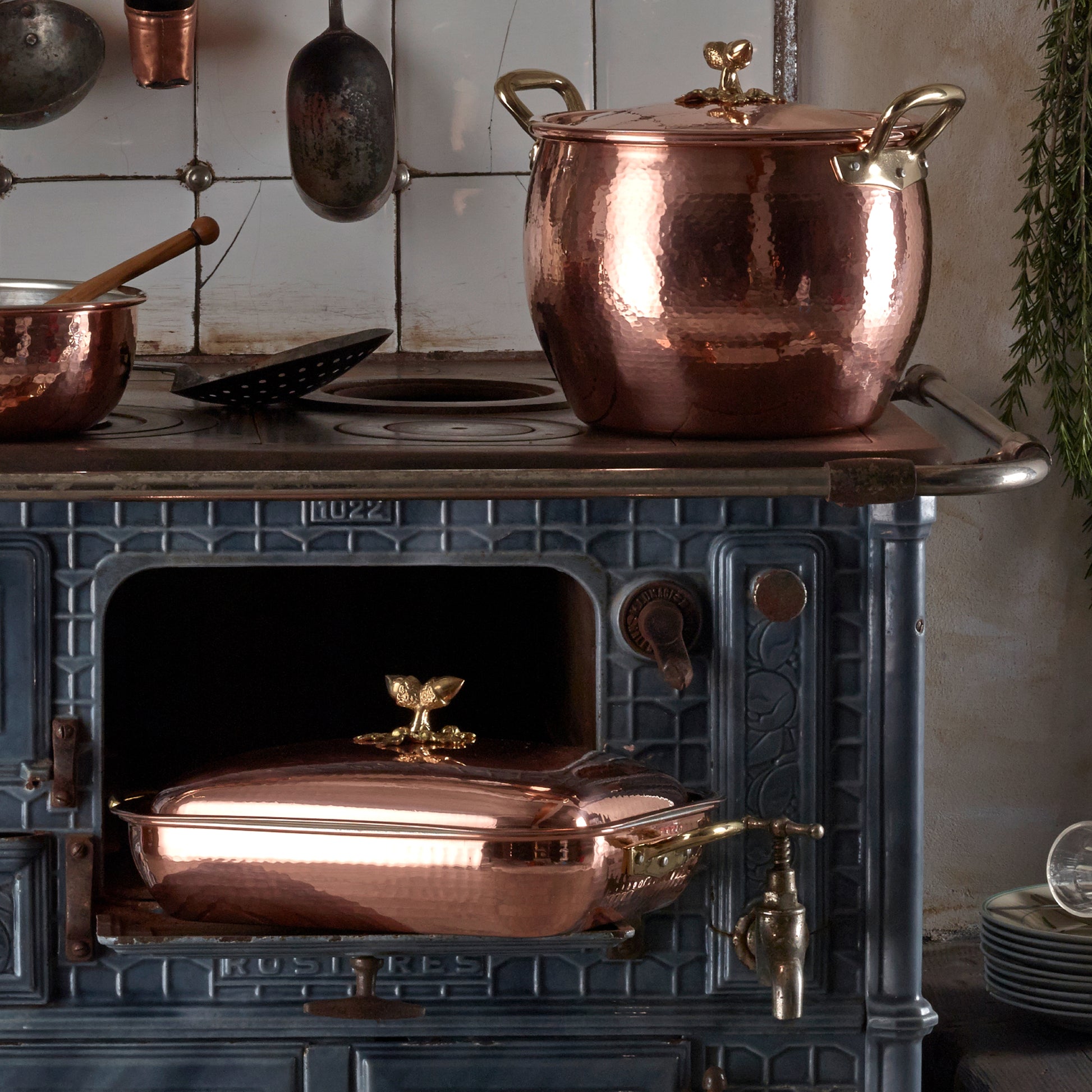 Hammered copper 5.5 Rectangular Roaster lined with high purity tin applied by hand over fire and bronze handles, from Glamstore Historia collection