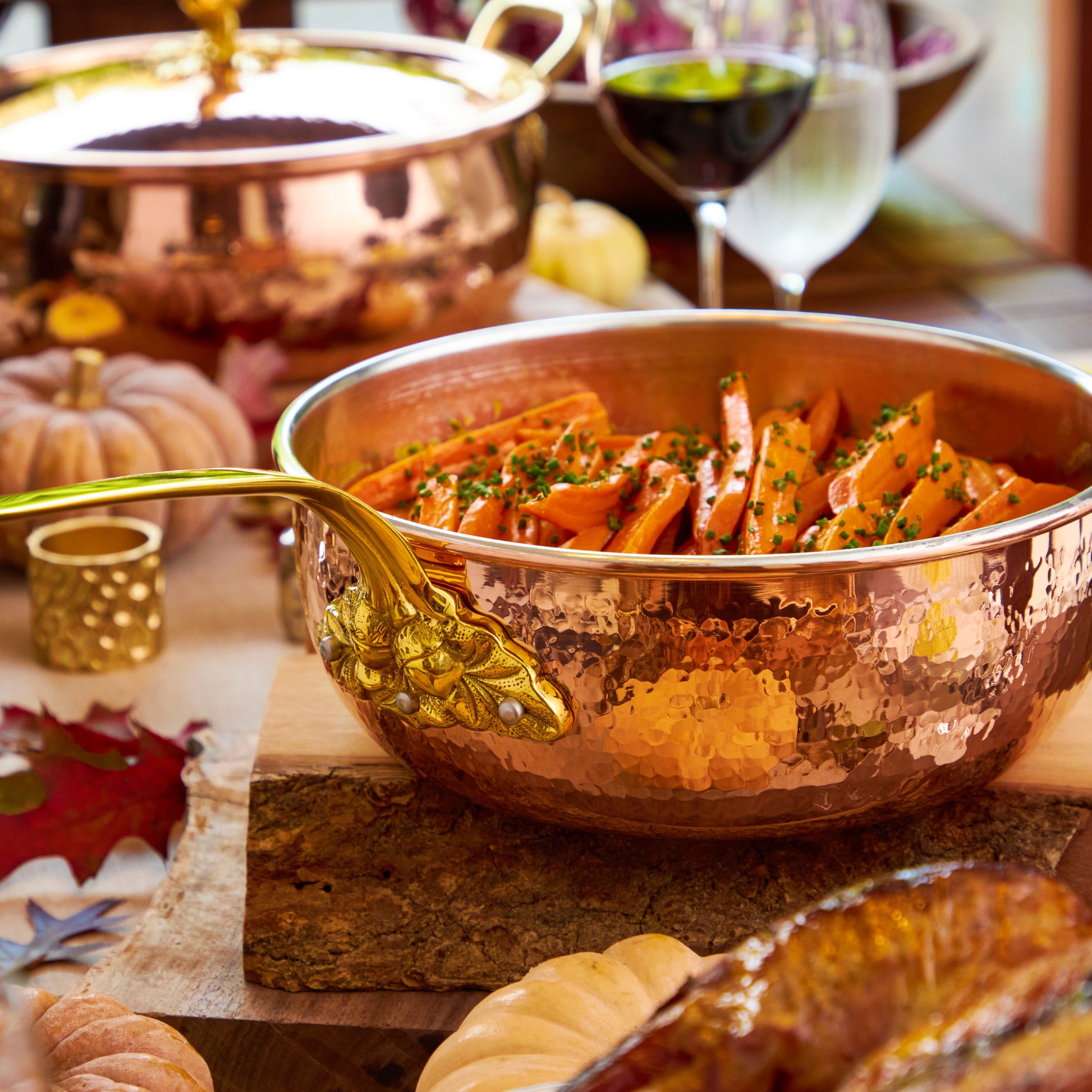 Hammered copper Chef's Pan lined with high purity tin applied by hand over fire and bronze handles, from Glamstore Historia collection