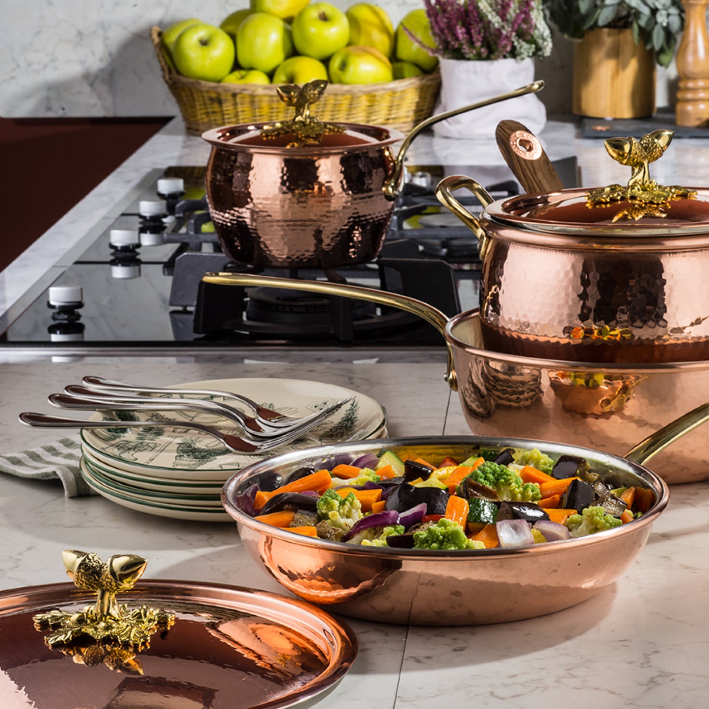 Hammered copper 5 Piece Set lined with high purity tin applied by hand over fire and bronze handles, from Glamstore Historia collection