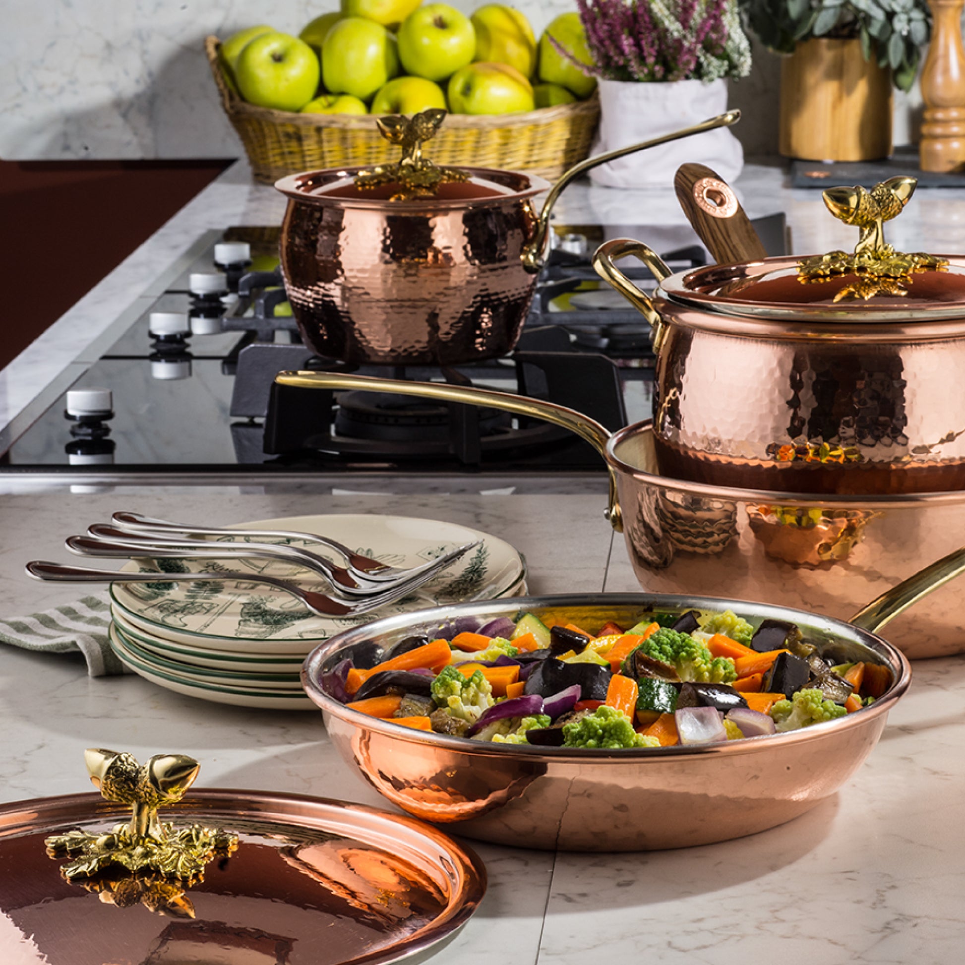 Hammered copper 5 Piece Set lined with high purity tin applied by hand over fire and bronze handles, from Glamstore Historia collection