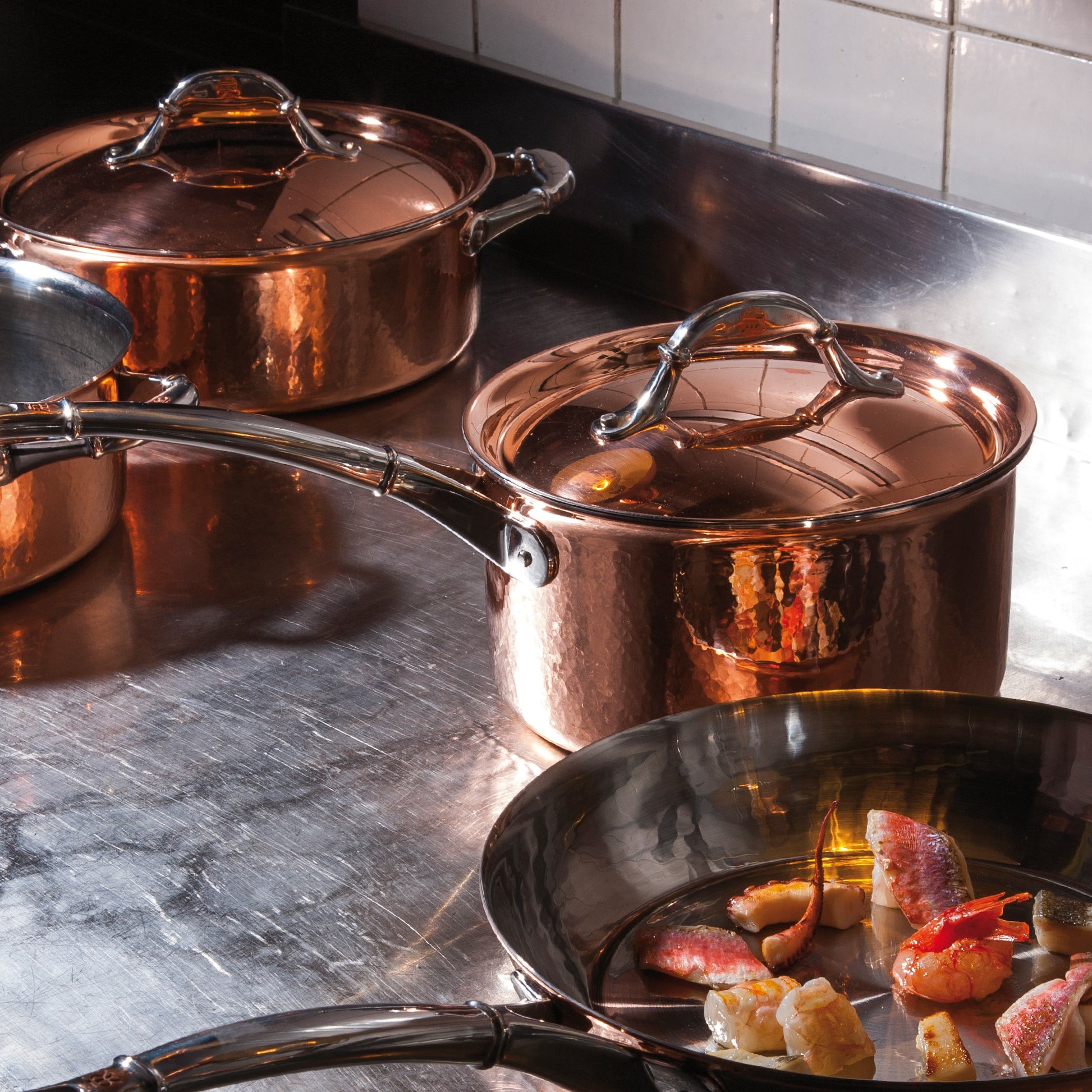 Saucepan with lid in hammered copper with stainless steel lining