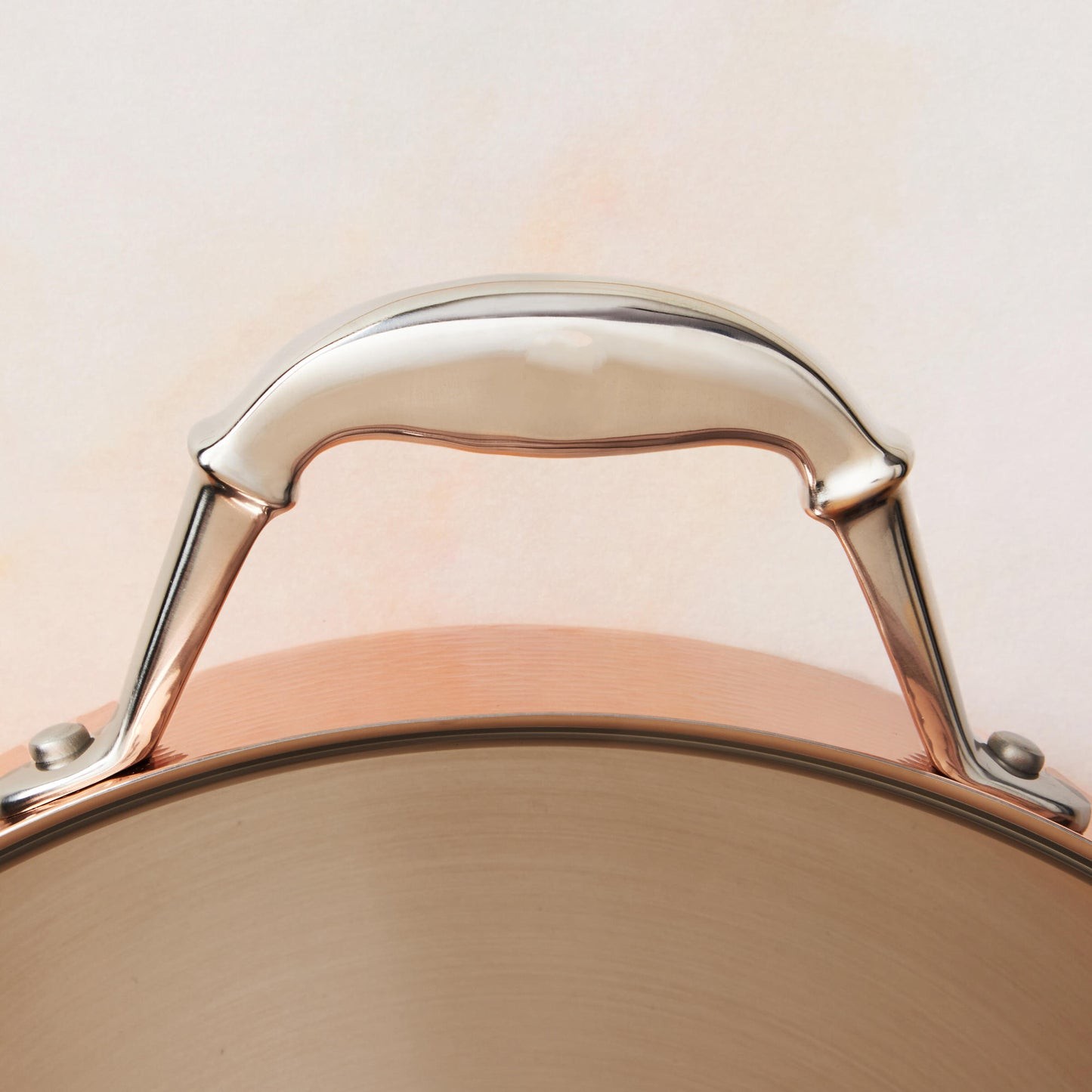 Comfortable lside handle in stainless steel with decorative inlaid copper coin