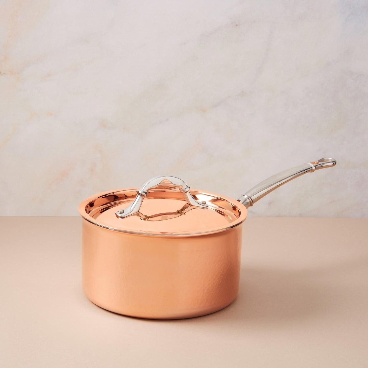 Saucepan with lid in hammered copper with stainless steel lining