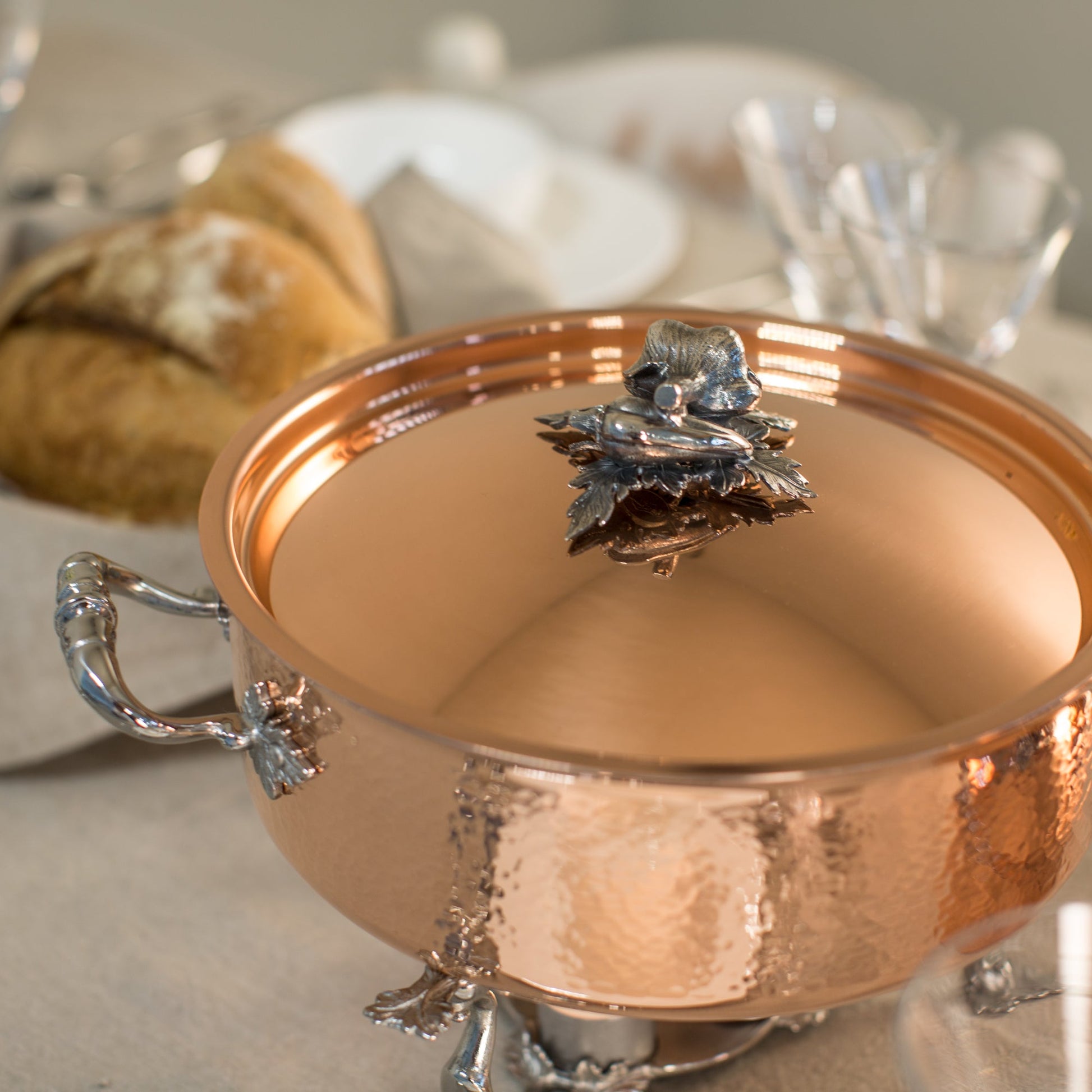 Braiser with lid in hammered copper