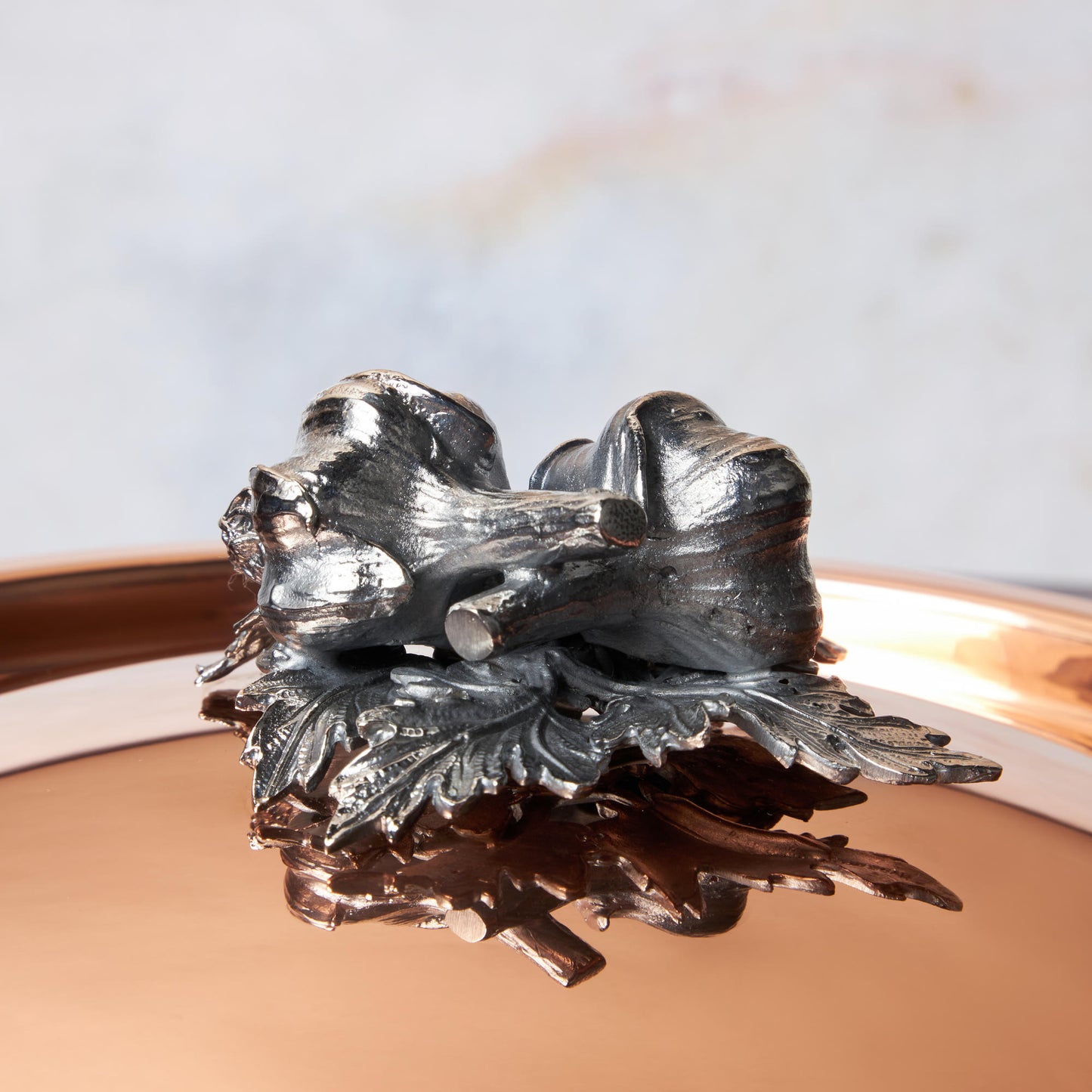 Decorated knob finial representing two garlics, cast in solid bronze and silver plated, on Opus Cupra clad copper lid