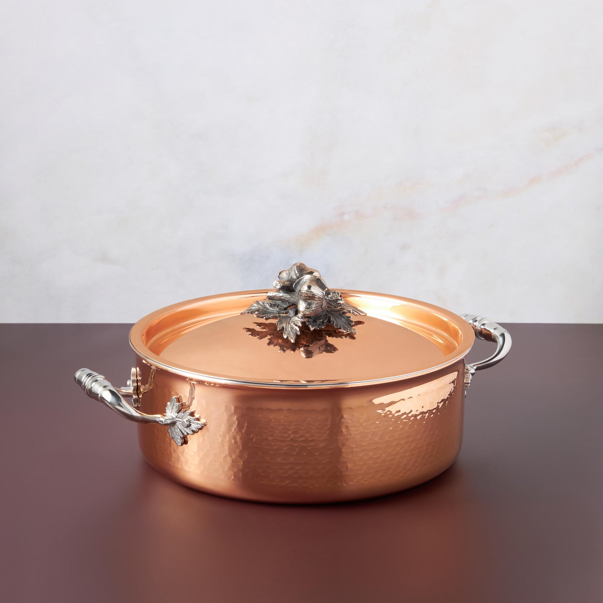 Braiser with lid in hammered copper