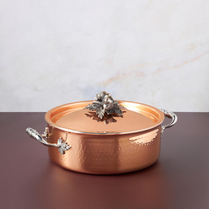 Braiser with lid in hammered copper
