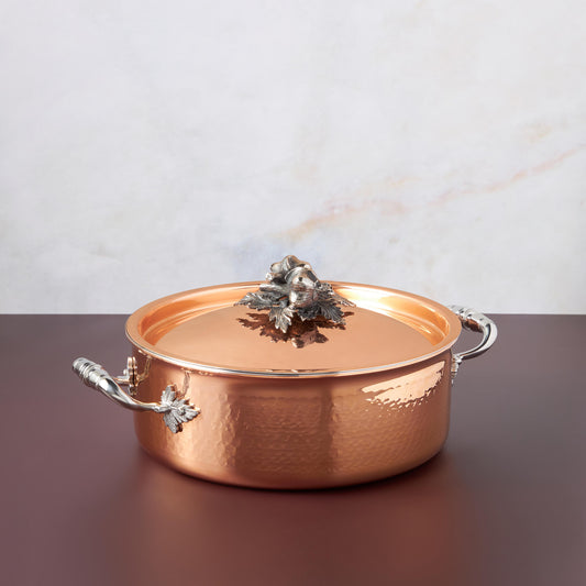 Braiser with lid in hammered copper