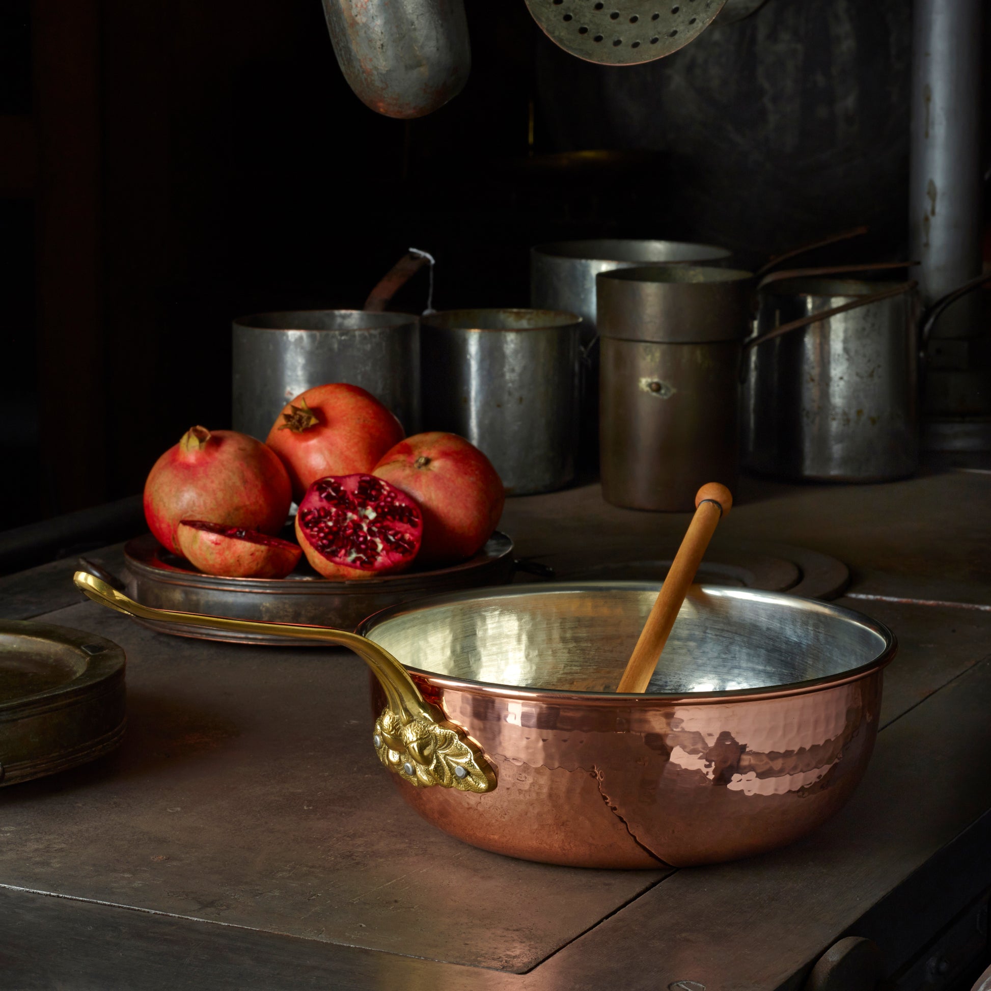 Hammered copper Chef's Pan lined with high purity tin applied by hand over fire and bronze handles, from Glamstore Historia collection