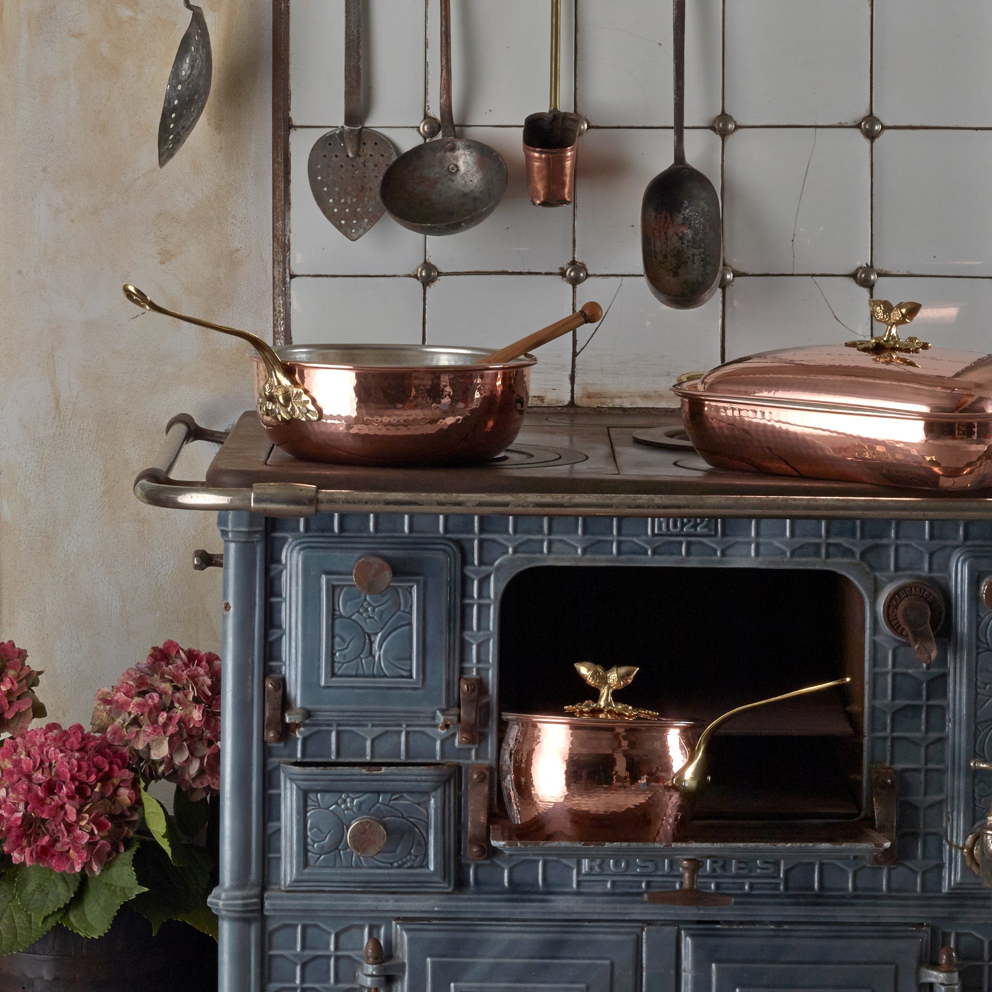 Hammered copper Chef's Pan lined with high purity tin applied by hand over fire and bronze handles, from Glamstore Historia collection