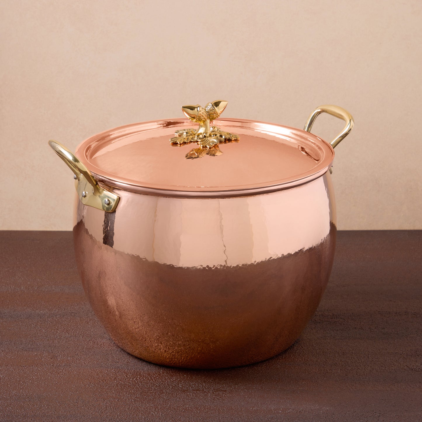 Hammered copper 14 Qt Stockpot lined with high purity tin applied by hand over fire and bronze handles, from Glamstore Historia collection