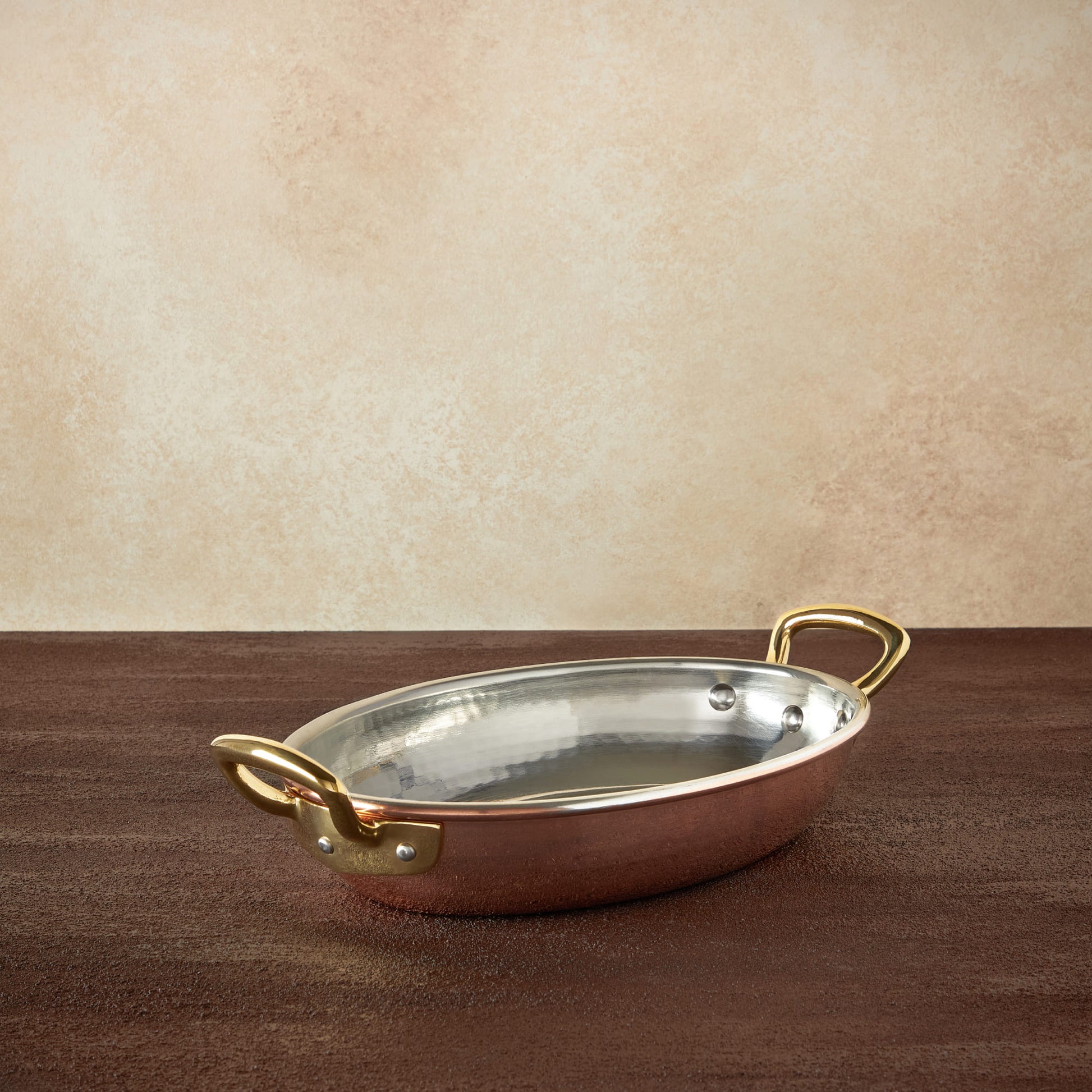 Hammered copper 11" Covered Oval Gratin lined with high purity tin applied by hand over fire and bronze handles, from Glamstore Historia collection