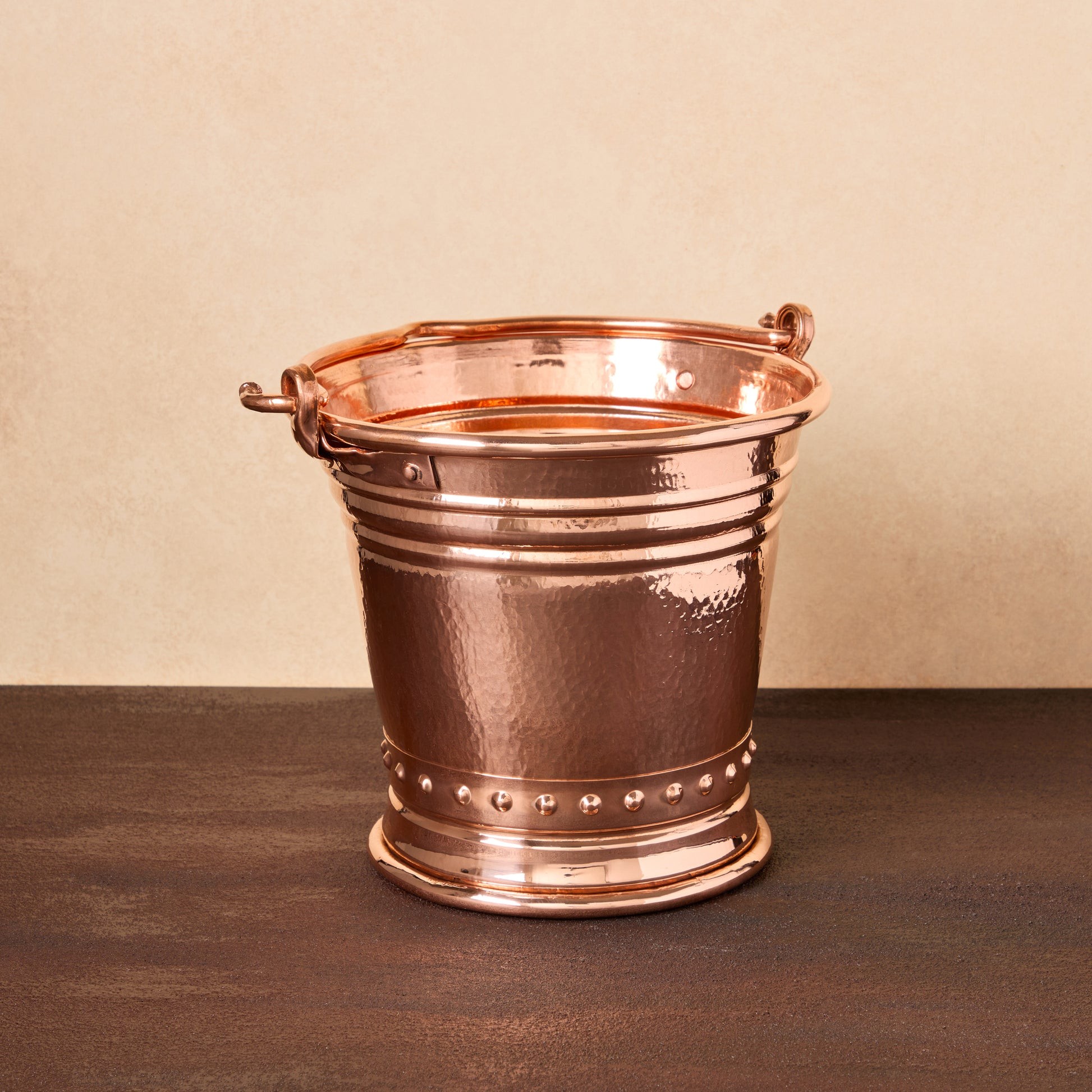 Hammered copper medium wine bucket  and copper handles, from Glamstore Historia collection
