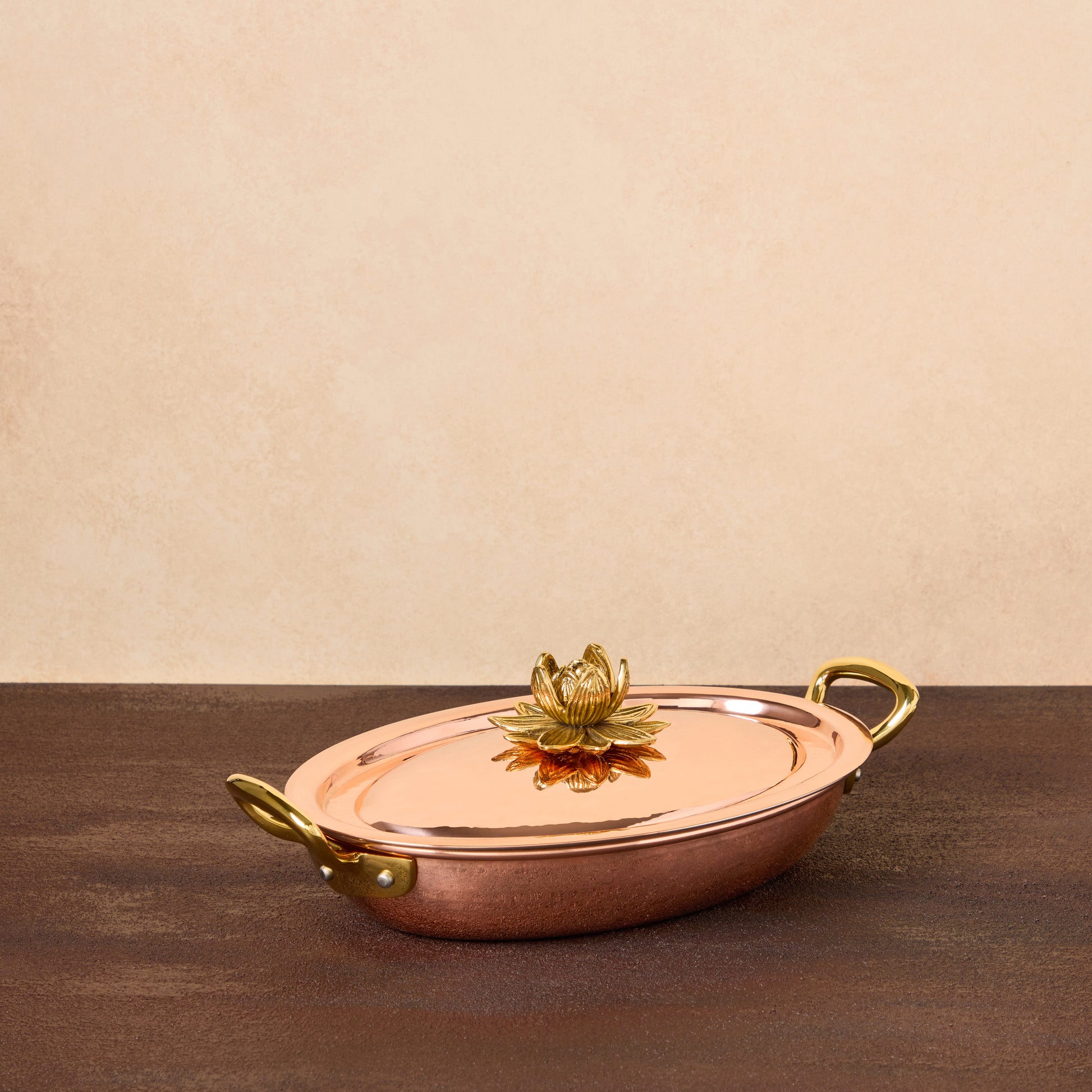 10" oval roaster with lotus knob