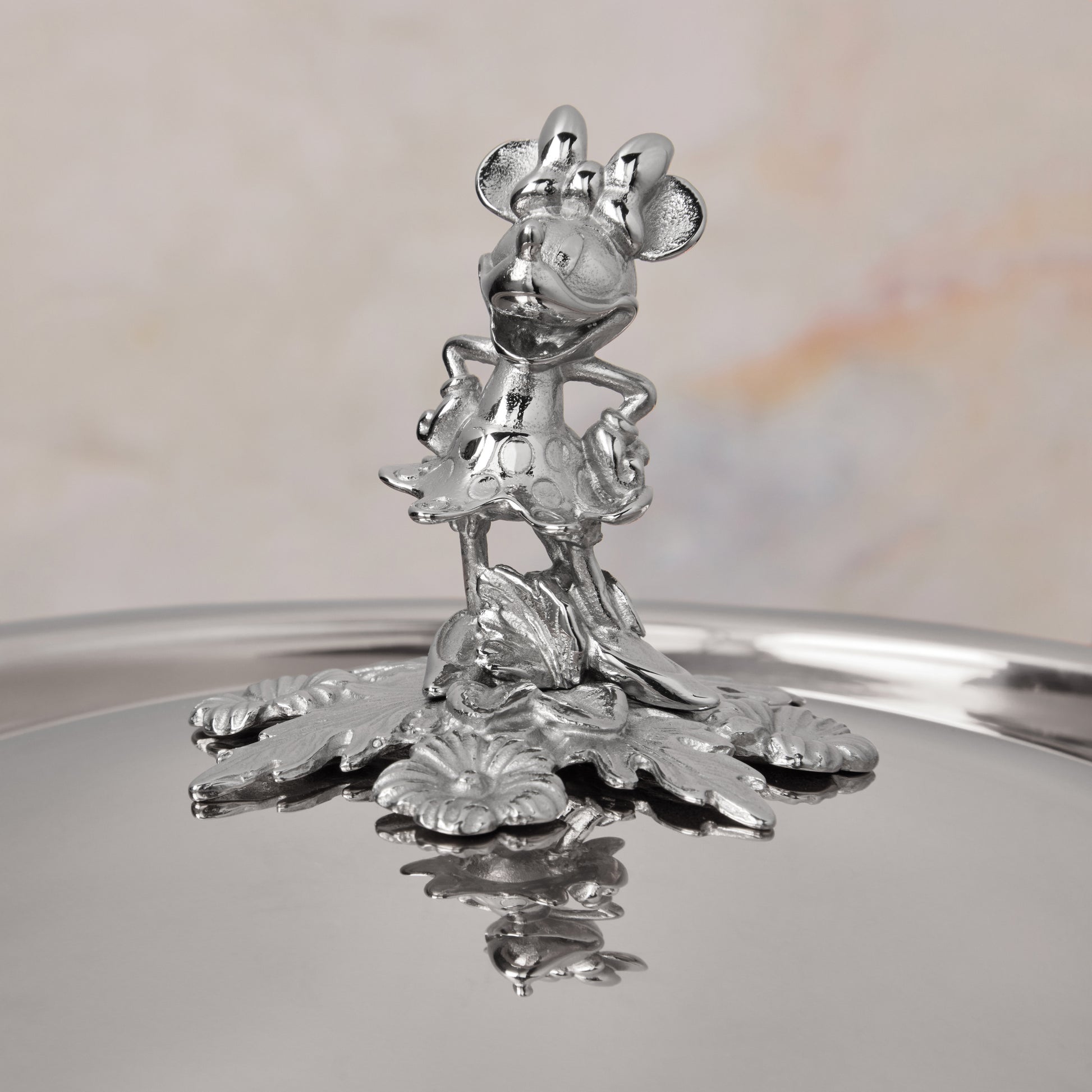 Disney  Opus Prima Decorated knob representing Minnie Mouse on a stainless steel lid
