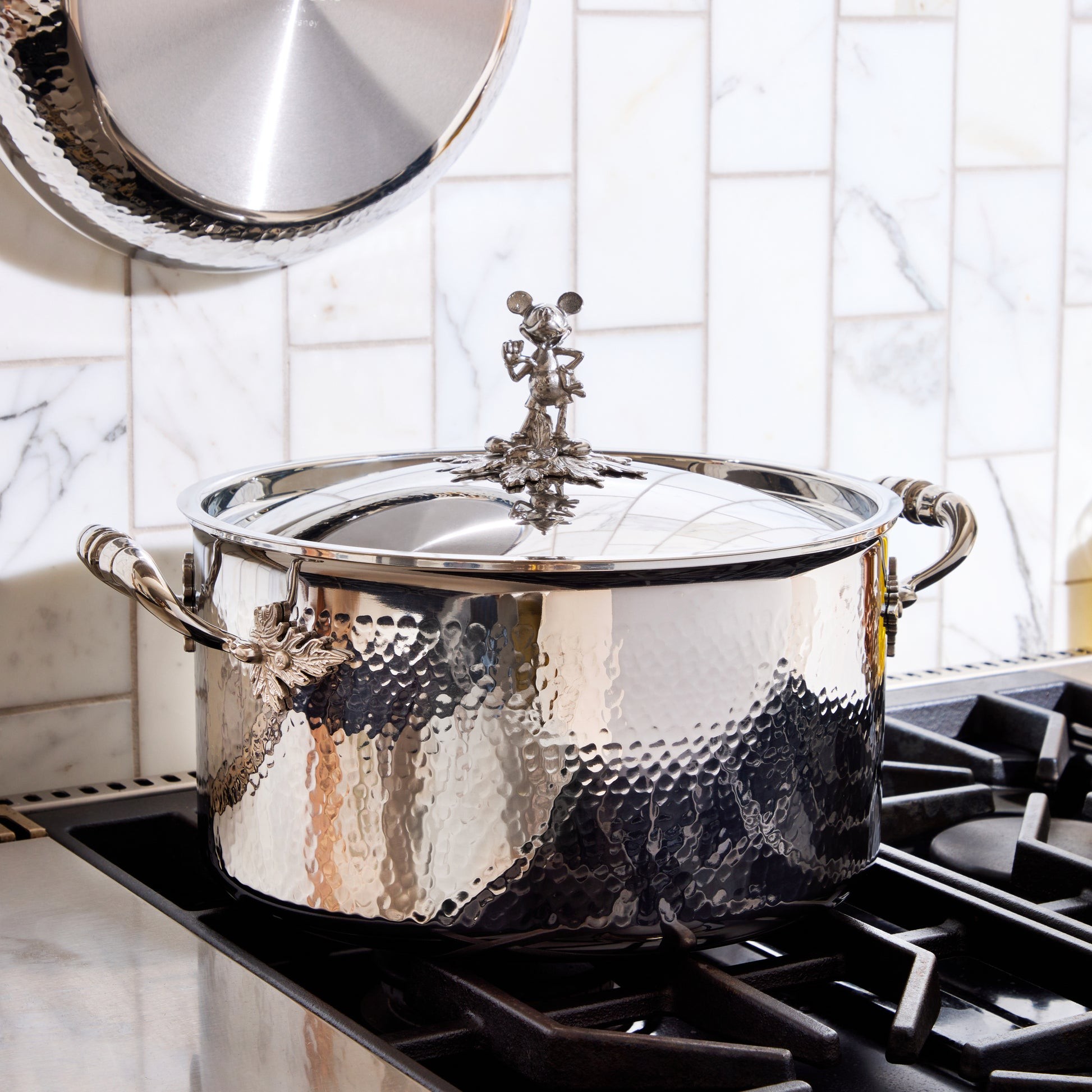 Opus Prima 8 qt stockpot decorated knob representing Mickey Mouse, in stainless steel,