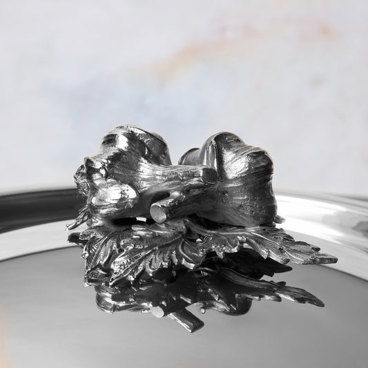 The silver plated knob of the Opus Prima 6qt Stockpot in the shape of two garlic cloves
